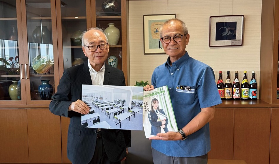 沖縄中央高等学校の斉藤守理事長と宮古島市の嘉数 登市長