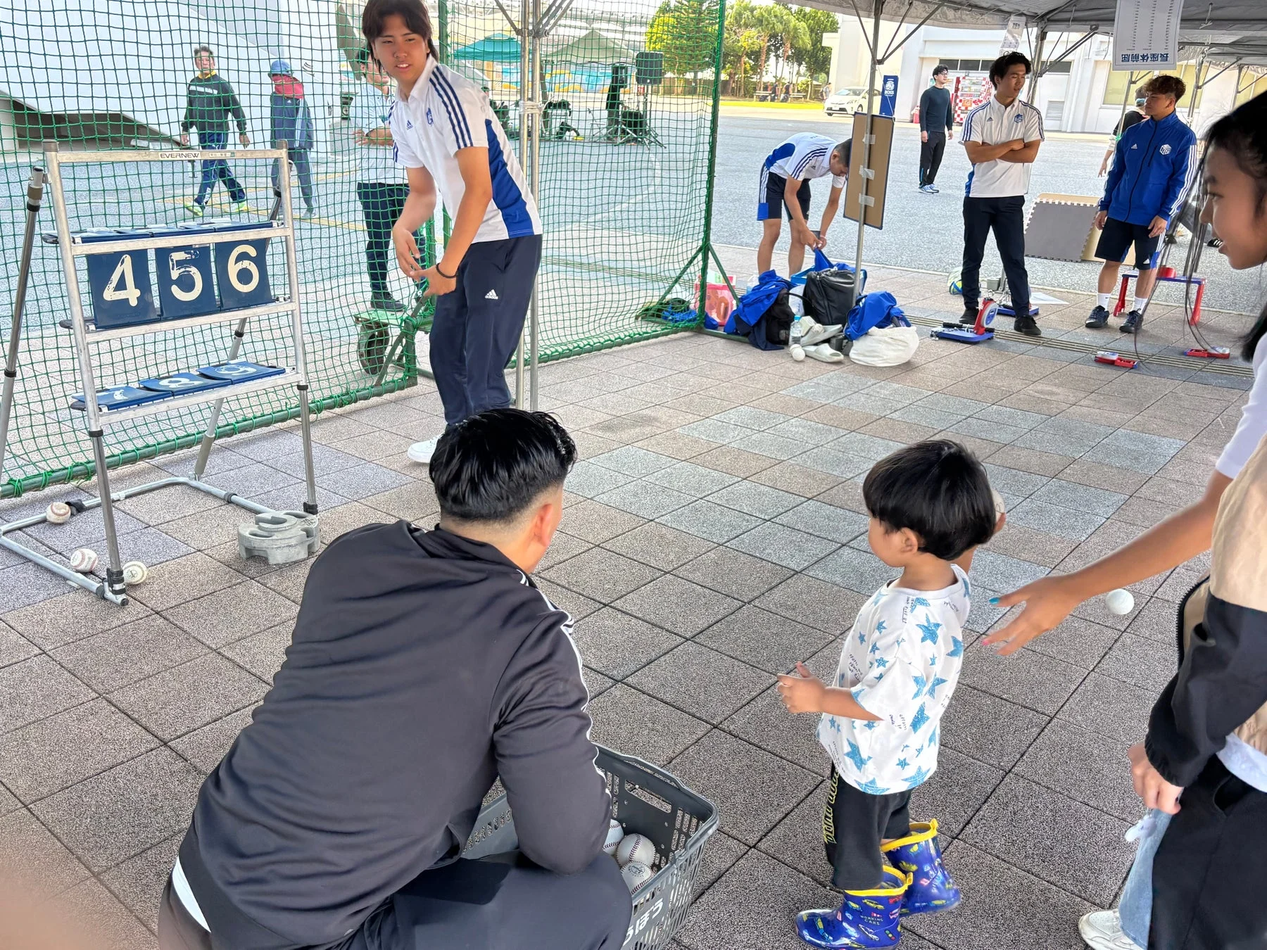 野球イベントで子供と交流する男性
