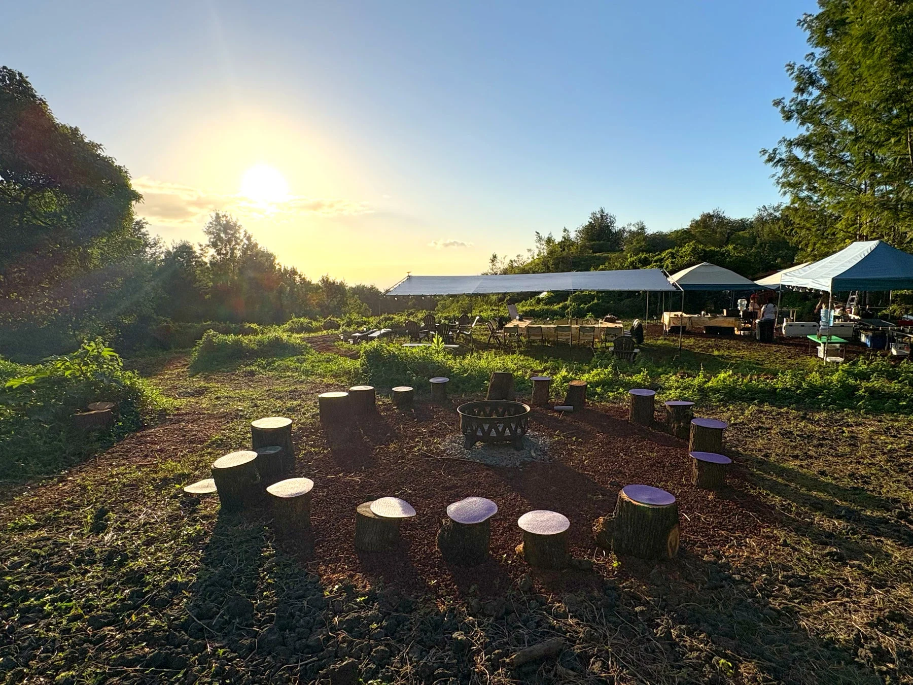 夕暮れ時のキャンプイベント