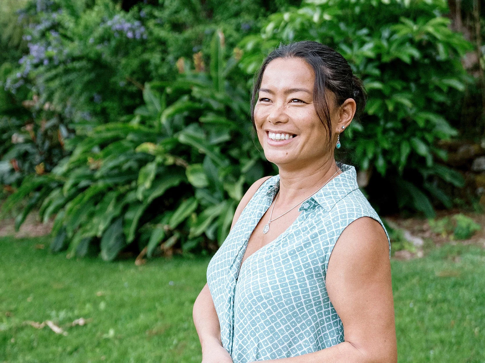 笑顔で立つジュリー・ロジャース氏