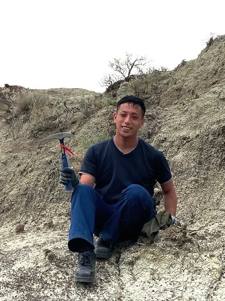 つるはしを持ち笑顔でポーズをとる加藤ひろし先生