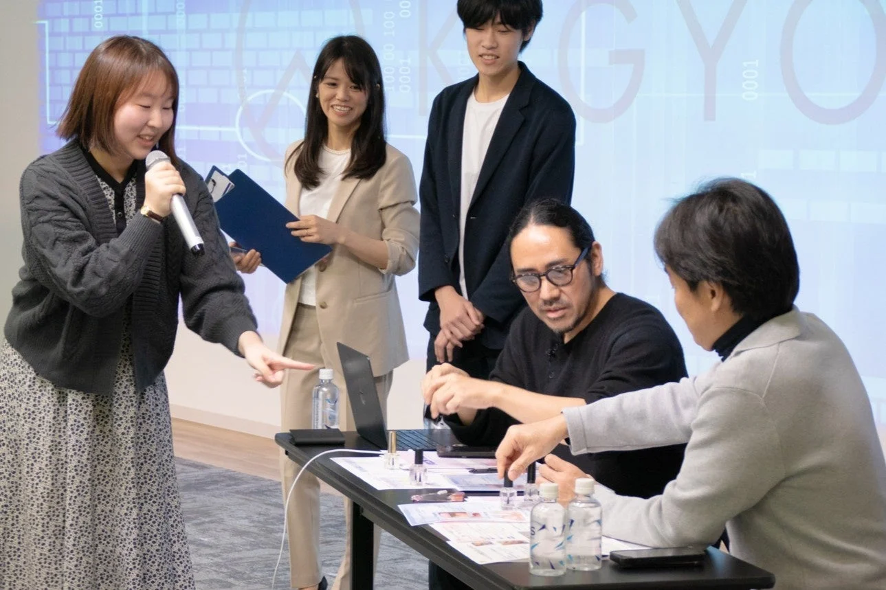 プレゼンテーションを行う学生